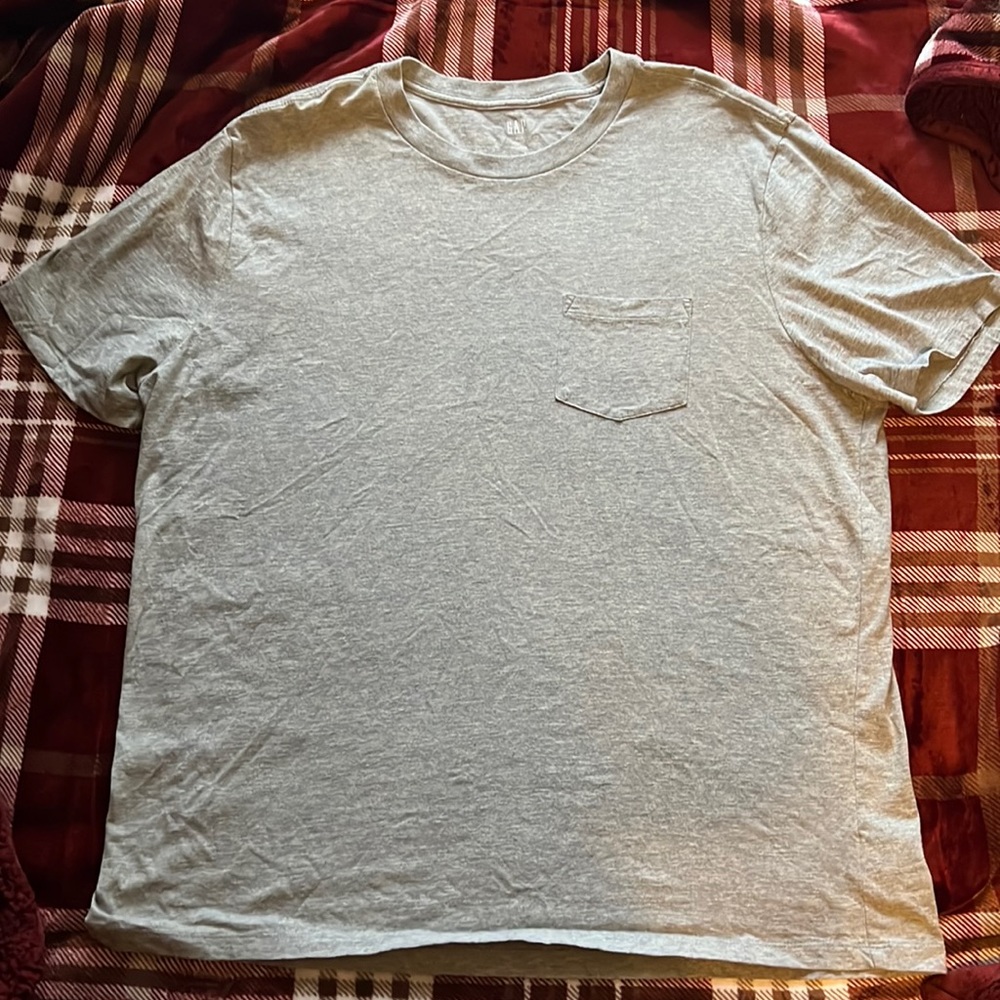 Men’s Gap shirt